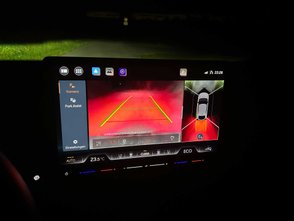 Nachtansicht der Rückfahrkamera auf dem Monitor des Infotainmentsystems des Cupra Tavascan VZ. 