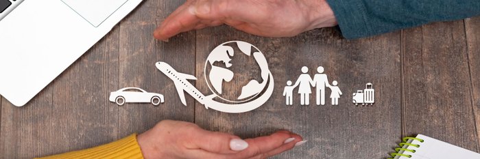 Zwei schützende Hände um eine Weltkugel mit Flugzeug und Menschen als Papier Ausschnitt.