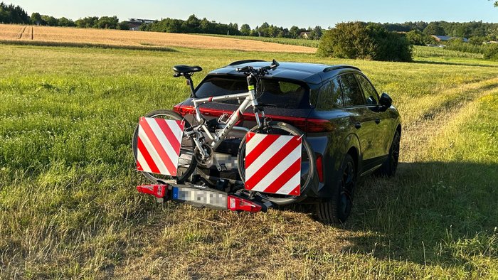 Warntafeln am Fahrradträger eines Autos