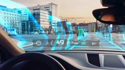 Blick durch die Frontscheibe eines Autos.