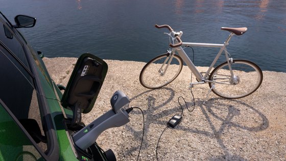 An der Ladebuchse des Opel Astra kann ein E-Bike geladen werden. 