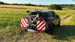 Warntafeln am Fahrradträger eines Autos