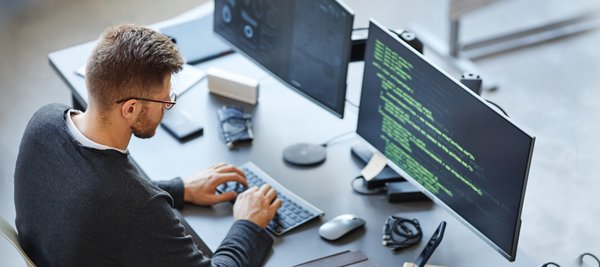 Mann in der IT-Abteilung beim Arbeiten.