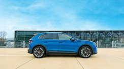 Skoda Elroq parkt vor einem futuristischen Gebäude