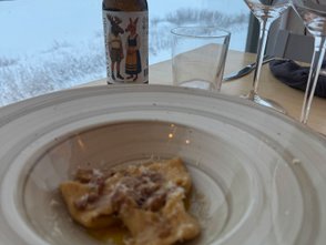 Ein Gericht des Restaurants Kattilakoski steht auf einem gedeckten Tisch. 