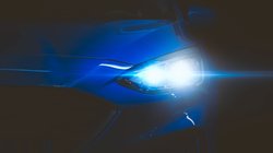 Scheinwerfer eines blauen Autos.