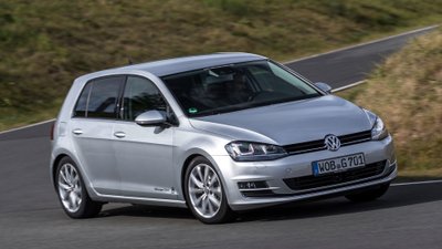 Ein VW Golf 7 fährt schnell durch eine Kurve.