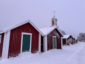 Rote Häuser im Fischerdorf Kukkolaforsen. 