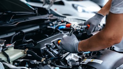 Mechaniker repariert einen Motor. 