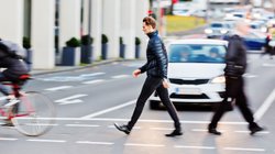 Fußgänger überquert Straße in der Stadt