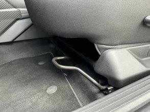 Längsverstellung des Fahrersitzes im Dacia Duster