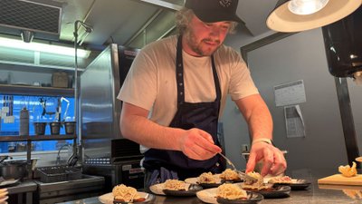 Der Koch Taz Huggins richtet das Essen im Restaurant Kattilakoski an. 