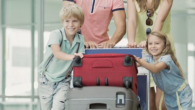 Familie mit Koffern.
