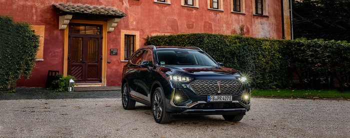 Ein schwarzer Great Wall Motor Wey 03 steht vor einem Gebäude.