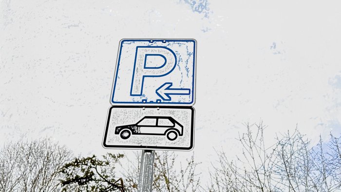 Ein Parkplatzschild mit einem Autosymbol darunter.