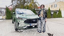ARCD-Mitglied Gabriele Knab nach dem Autokauf mit ihrem neuen Auto.