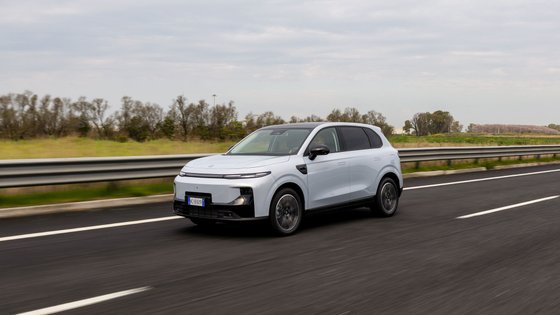 Leapmotor B10 Hybrid EV fährt auf einer asphaltierten Straße. 