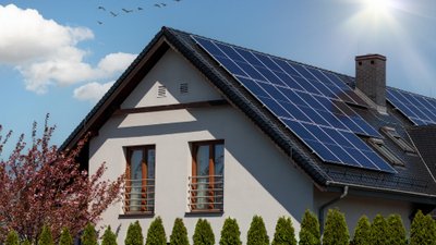 Einfamilienhaus mit Solaranlage auf dem Dach.