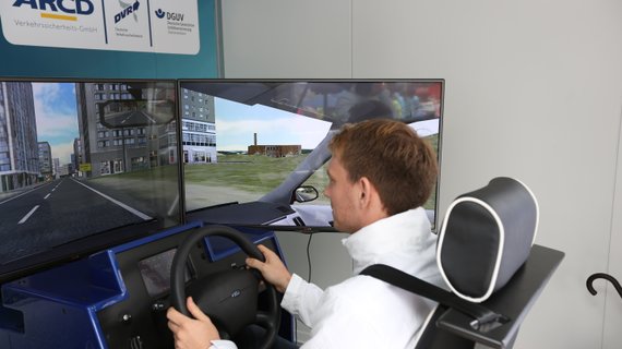 Mann bedient den ARCD-Fahrsimulator.