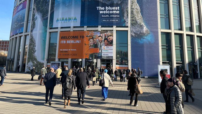 Besucher strömen auf den Eingang Süd der Berliner Messe zu.