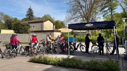 Viele Fahrradfahrer stehen an der ARCD-Clubzentrale in der Schlange. 