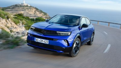 Opel Mokka fährt auf einer kurvigen Küstenstraße.