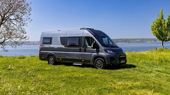 Malibu Relax parkt auf einer Wiese vor einem See