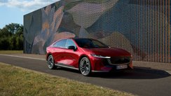 Der Mazda6e von vorne. 