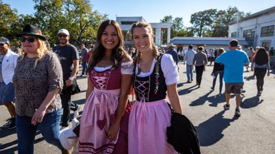 Zwei fröhliche junge Frauen im Dirndl auf dem Weg zum Wurstfest von New Braunfels.