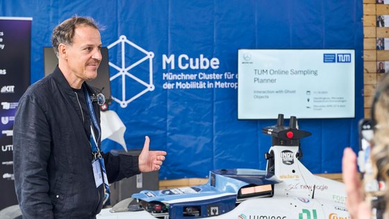MCube-Geschäftsführer Oliver May-Beckmann am Stand bei der IAA Mobility. 