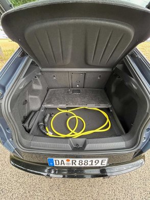 Kofferraumansicht des Cupra Tavascan mit Ladekabel. 