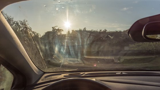 Eine verschmutzte Autoscheibe behindert die Sicht. 