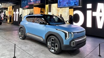 Kia EV2 Concept wird auf einem IAA-Messestand gezeigt.
