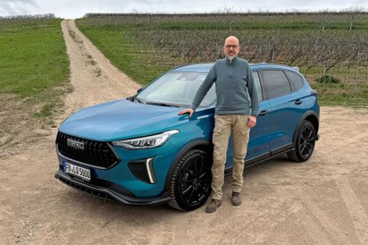 Redakteur Wolfgang Sievernich steht vor dem Haval Jolion Pro. 