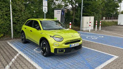 Abarth 600e an der Ladesäule. 