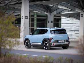 Das Heck des Kia EV2. 