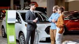 Verkäufer erklärt Kunden ein Auto