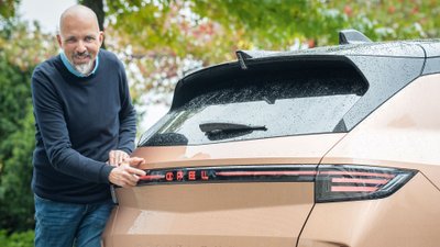 Wolfgang Sievernich steht am Heck des Opel Grandland. 