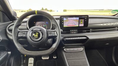 Cockpit des Abarth 600e. 