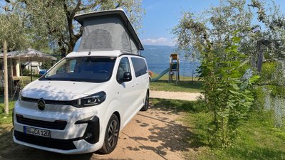 Citroën Holidays mit hochgeklapptem Aufstelldach auf einem Campingplatz
