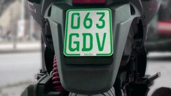 Grünes Kennzeichen für Mofas, Roller, Mopeds und E-Scooter.
