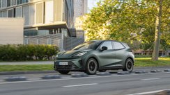Ein Cupra Raval fährt durch die Stadt.