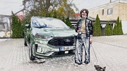ARCD-Mitglied Gabriele Knab nach dem Autokauf mit ihrem neuen Auto.