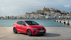 Seat Ibiza 2026 an der Küste des Mittelmeeres
