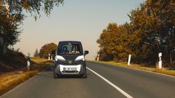 Silence S04 fährt auf einer Landstraße.