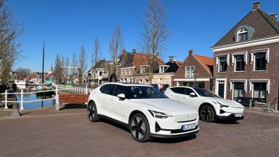 Elektroautos von Polestar stehen auf einer Brücke. 