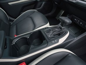 Automatikwählhebel in der Mittelkonsole des Kia K4. 