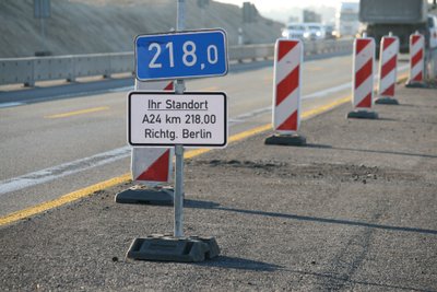 Kilometerschild auf der Autobahn 