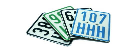 schwarzes, blaues und grünes Mofa-Kennzeichen.