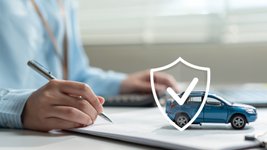 Eine Frau unterschreibt einen Kaufvertrag eines Autos. 